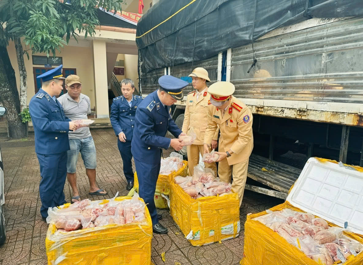 Hà Tĩnh: Tiêu hủy 200 kg chân giò đông lạnh không rõ nguồn gốc xuất xứ, đang bốc mùi hôi thối